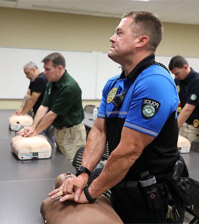 警察 Officer Performing CPR